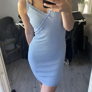 Klänning  - En blå fin klänning från h&m i storlek S, säljer pågrund av att jag aldrig använder den🫶🏼 på bilden ser den lite gråaktig ut men den är blåare i verkligheten!