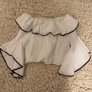 Sommarblus Zara - Superfin vit volangblus från Zara med coola svarta detaljer. Strl S. 