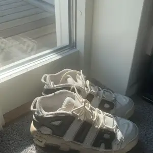 Använt 2 ggr nike uptempo i beige o svart. Orginalförpackning ingår. Priset kan diskuteras vid snabb affär!