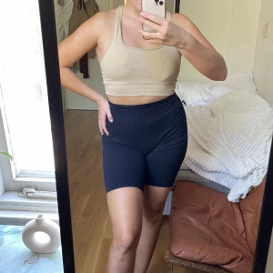 Svarta träningsshorts - Ribbade träningsshorts🤍 Knappt använda! 