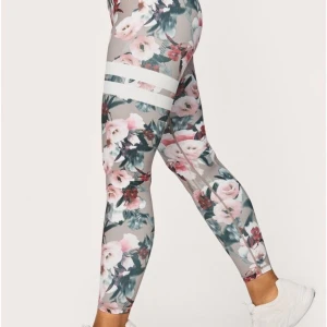 Strongertights  - Grå/rosa/bege tights med blommor på  Köpt för ett år sedan, använda få gånger (ej slitna)