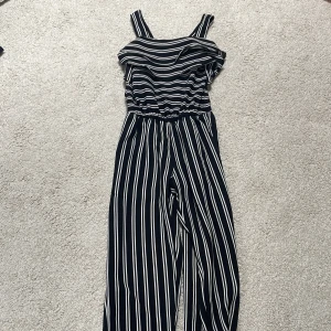 Byxdress  - En jättefin byxdress som bara använts en gång på grund av att det var ett speciellt tillfälle💗säljer nu pågrund av att den inte passar🫶🏼