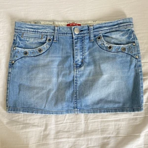 Jeanskjol  - Jättefin jeanskjol med detaljer! Midjemåttet är 82cm och den är 30cm lång💙💙