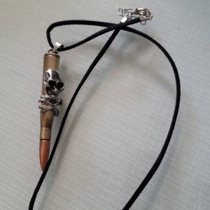 Hängsmycke  - Unikt Hänge i mocka band. Metall