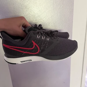 Nike skor  - Helt oanvända skick 10/10 Storlek 44-45 Skriv för mer frågor och svar 