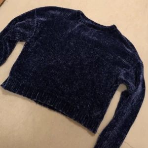 Super mjuk  - Knappt använd Passar s-m Halv croppad