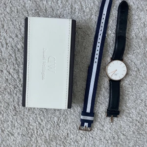 Daniel Wellington klocka - Säljer ur samt två armband. Originalbox följer med.