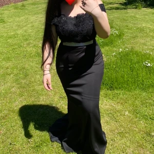 Bröllopsklänning  - Bröllopsklänning  Använt en gång Säljer den för jag gick ner i vikt och passar inte längre. Bältet ingår ej! Super bra material, bekväm och irriterar ej. Jag är 1,65m och längden på den är jätte bra. Ordinarie pris 850