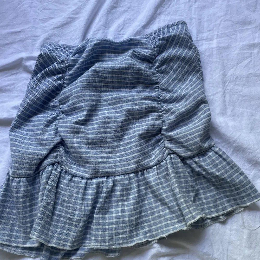 Säljer denna blåa sommarkjal köpt från Gina tricot. Kjolen är i bra skicka och perfekt nu på sommaren, skriv för fler bilder och information🌸💖pris går att diskutera. Kjolar.