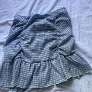 Blå kjol - Säljer denna blåa sommarkjal köpt från Gina tricot. Kjolen är i bra skicka och perfekt nu på sommaren, skriv för fler bilder och information🌸💖pris går att diskutera