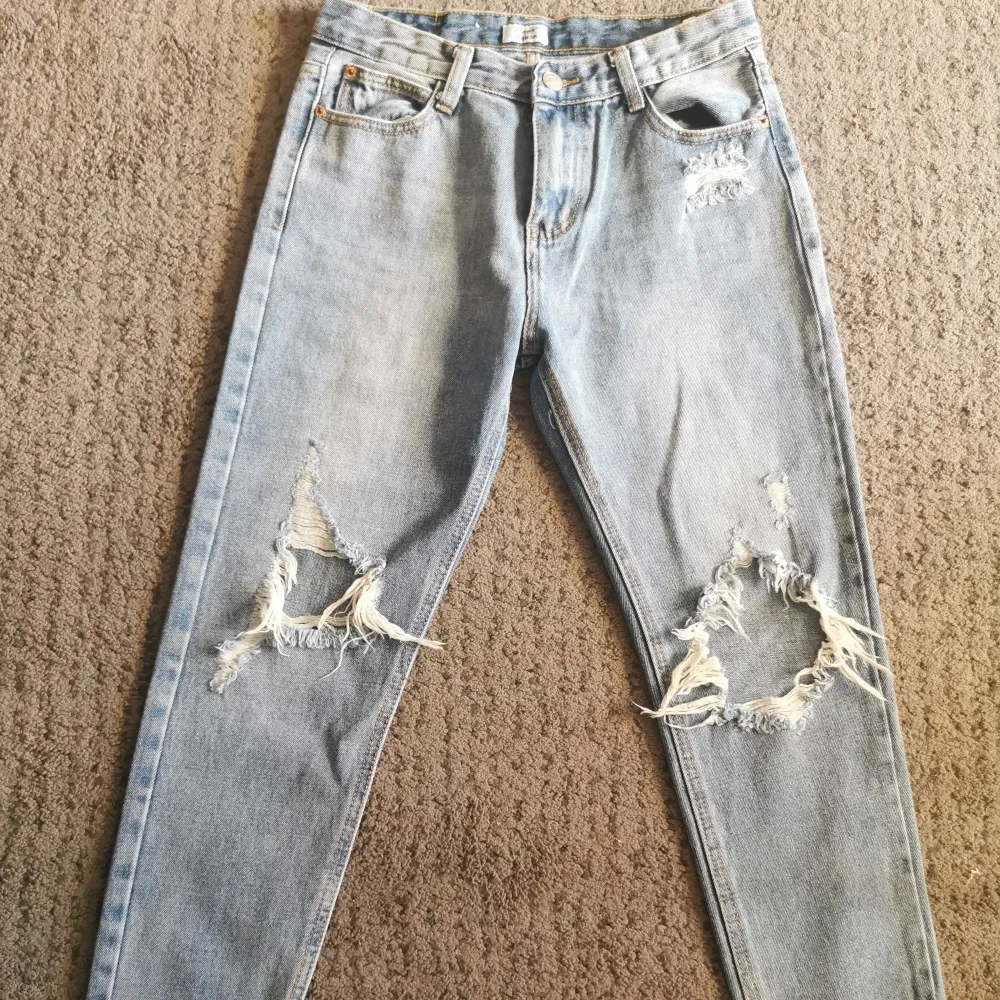 Nyskick jeans som har inte kommit till användning. Den är från Jeans House. Mått för Jeans är 88cm i benlängd, 63cm i inre ben och 35cm i midja. Jeans är 