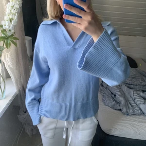 Blå tröja med krage - Mjuk och skön blå stickad tröja från gina! Säljer då jag aldrig får den i använding, använd 1 gång!