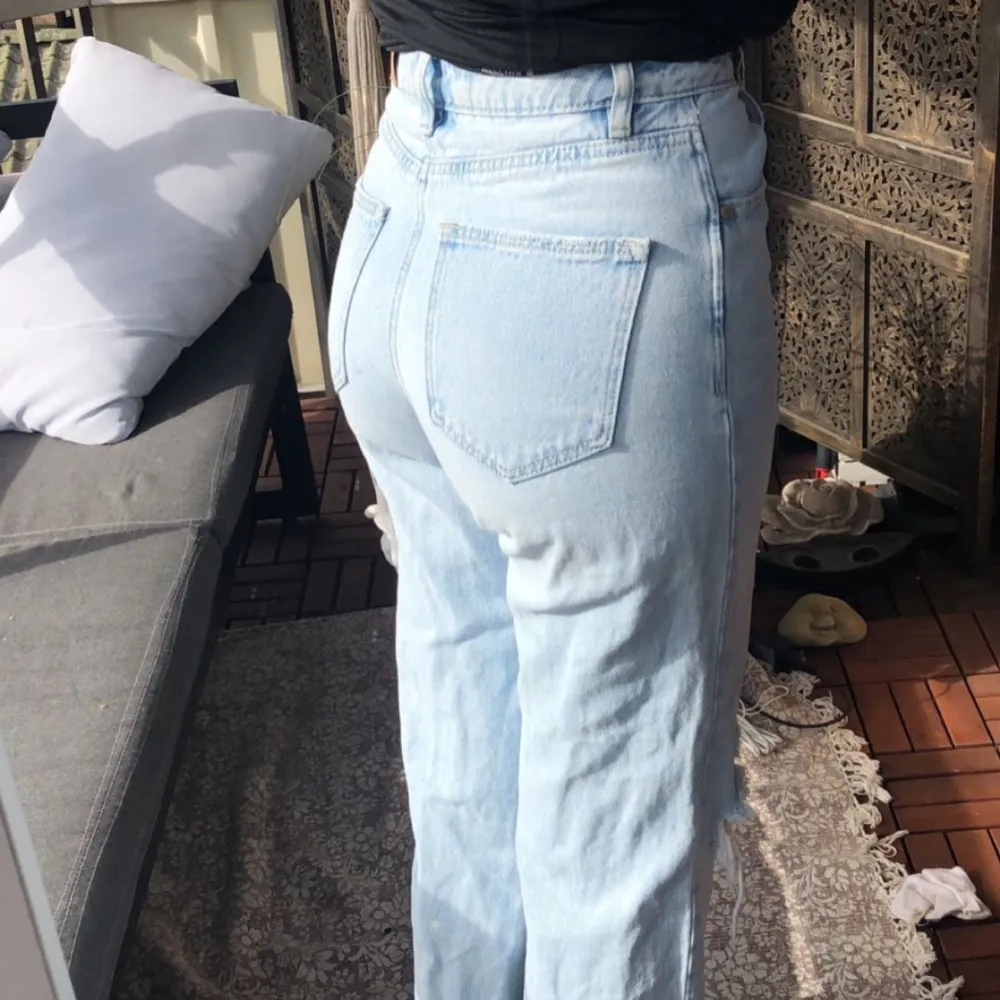 Jeans från stradivarius i storlek34, passar mig i längden som är 165 cm. Jeans & Byxor.