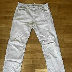 Ett par riktigt snygga gråa weekday jeans i storlek 32. Riktigt snygg passform och passar till allt möjligt, perfekta nu till sommaren😁 hör av er vid intresse eller fler bilder
