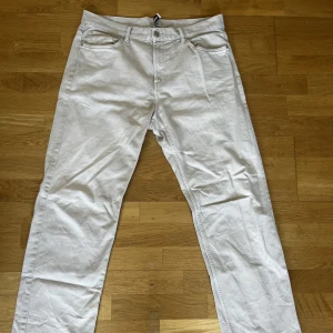 Weekday jeans - Ett par riktigt snygga gråa weekday jeans i storlek 32. Riktigt snygg passform och passar till allt möjligt, perfekta nu till sommaren😁 hör av er vid intresse eller fler bilder