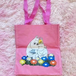 Rosa Mumin vattentålig tote - Super fin och gullig rosa Mumin tote som inte använts!♡ Materialet är plastaktigt och vattentåligt!!✨