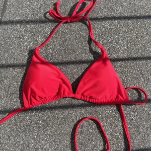 Oanvänd bikiniöverdel - Heej, säljer denna helt oanvända bikini överdelen. Säljs pågrund av att den inte passade. Jättefin röd färg 😍