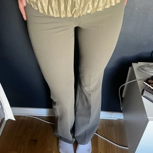 Kostymbyxor - Jätte fina gröna kostym byxor från zara, jätte fin passform o är långa!