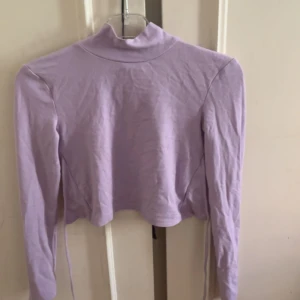 Topp - En söt topp utan rygg. Knappt använd, storlek xs från bikbok🌼