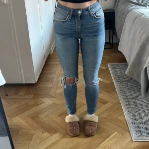 Världens skönaste jeans med hål i knäna🤍