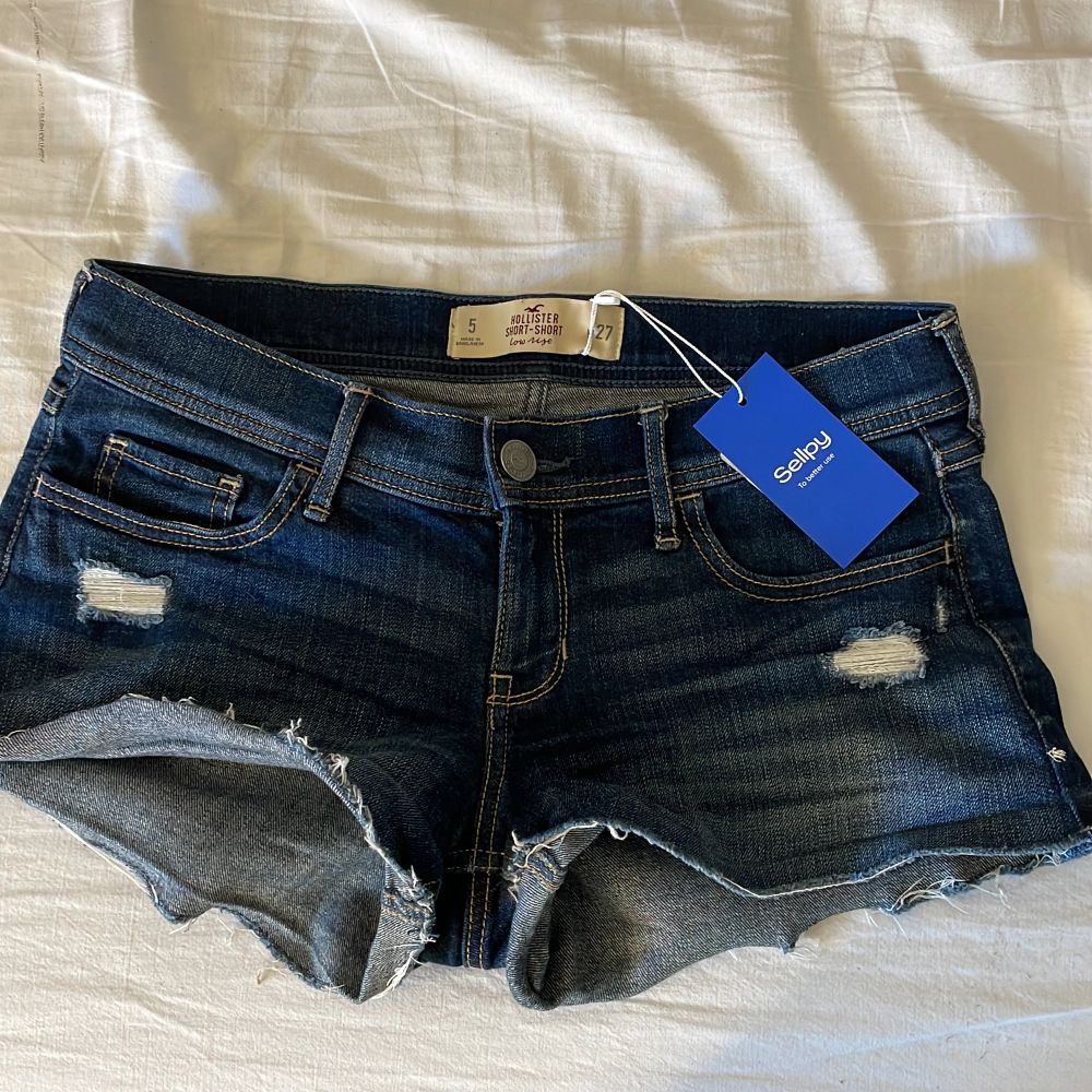 Hej! Jag säljer dessa blåa lågmidjade hollister shorts eftersom att de inte passar mig. Köpte från Sellpy och har ej använt. Skriv för frågor! 💗storlek 27. Shorts.