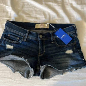 Lågmidjade shorts hollister 💗 - Hej! Jag säljer dessa blåa lågmidjade hollister shorts eftersom att de inte passar mig. Köpte från Sellpy och har ej använt. Skriv för frågor! 💗storlek 27