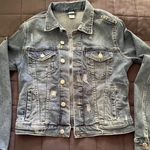 Jeansjacka - Säljer denna jeansjacka, använd en gång💕
