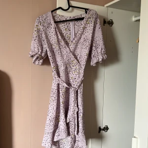 Lila blommig klänning - Storlek 36. Nyskick