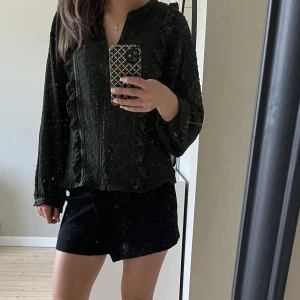 Bus  - Fin blus ifrån zara! Köpt i vintras inte använd mycket!! 