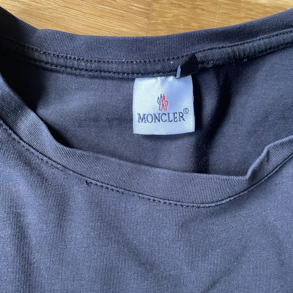 Svart Moncler t shirt i storlek M. Sitter bra och ett väldigt skönt material. . T-shirts.