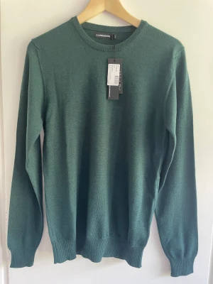 J. Lindeberg merino tröja  - Säljer nu denna tröja merino från j Lindberg i storlek S. Den ser nästan svart ut men den är mörk grön. Helt nyskick med etikett kvar. Nypris 1100kr
