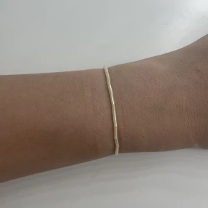 Pärlarmband  - Ett ljusgult pärlarmband i storlek xl men finns också i mindre storlekar om man vill ha, Skriv om ni är intresserade eller har frågor! 💛