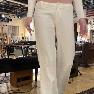 Linnebyxor - Så fina linnebyxor från brandy, tyvärr var de alldeles för långa på mig. Jag bär vanligtvis strl 36/S men skulle säga att dessa passar en XS-M då det är one size. Helt nya, enbart testade🩵