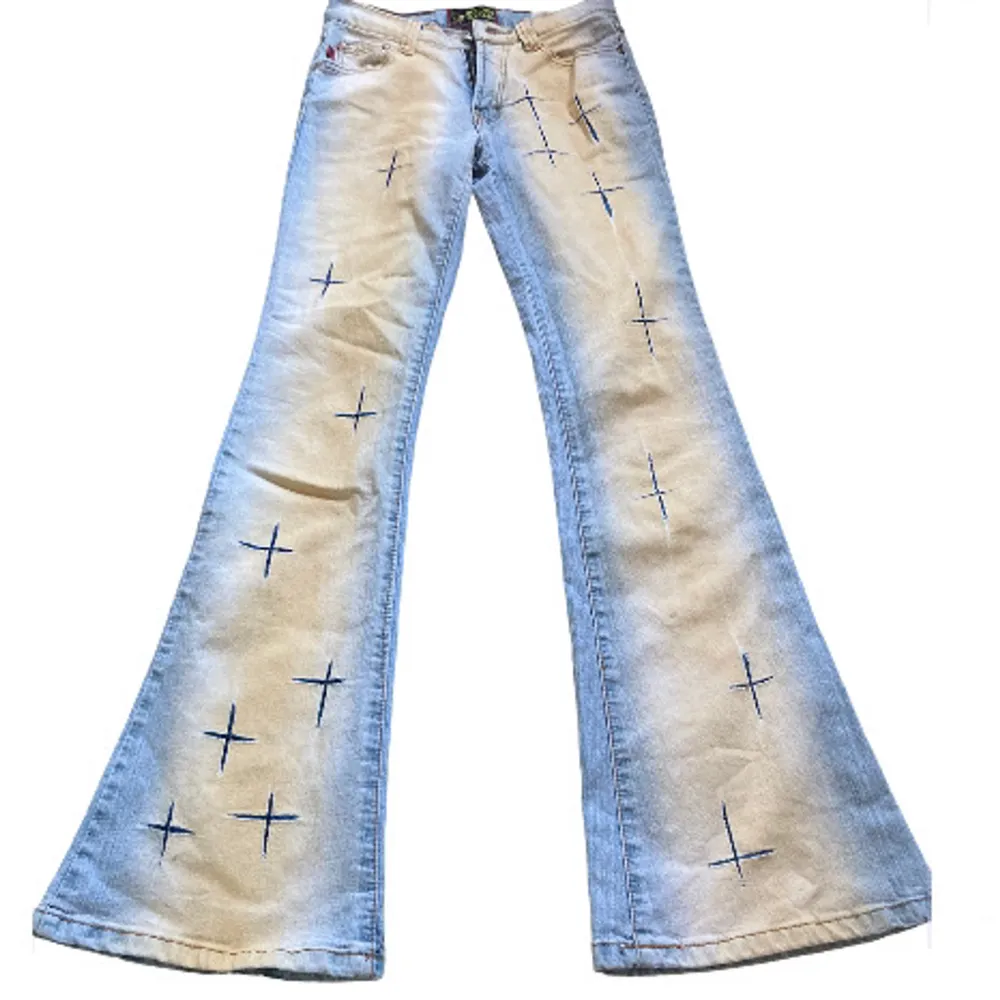Säljer ett par skitcoola lowrise bootcut jeans med detaljer på framsidan, kommer tyvärr inte till användning och är i nyskick. Jeans & Byxor.