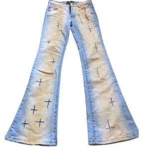 Säljer ett par skitcoola lowrise bootcut jeans med detaljer på framsidan, kommer tyvärr inte till användning och är i nyskick