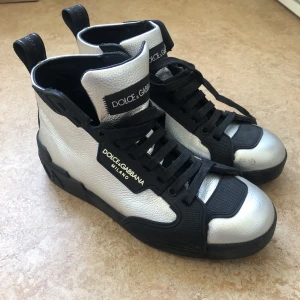 Dolce & Gabbana skor - Knappt använda äkta Dolce&Gabbana skor. Köpt för ca 7.000kr. Kartong medföljer 