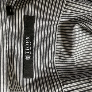 Tiger of Sweden skjorta - Snygg sommar skjorta från tiger of Sweden. Passar S/M utmärkt. Rätt så slim. Ordinariepris: 1300kr