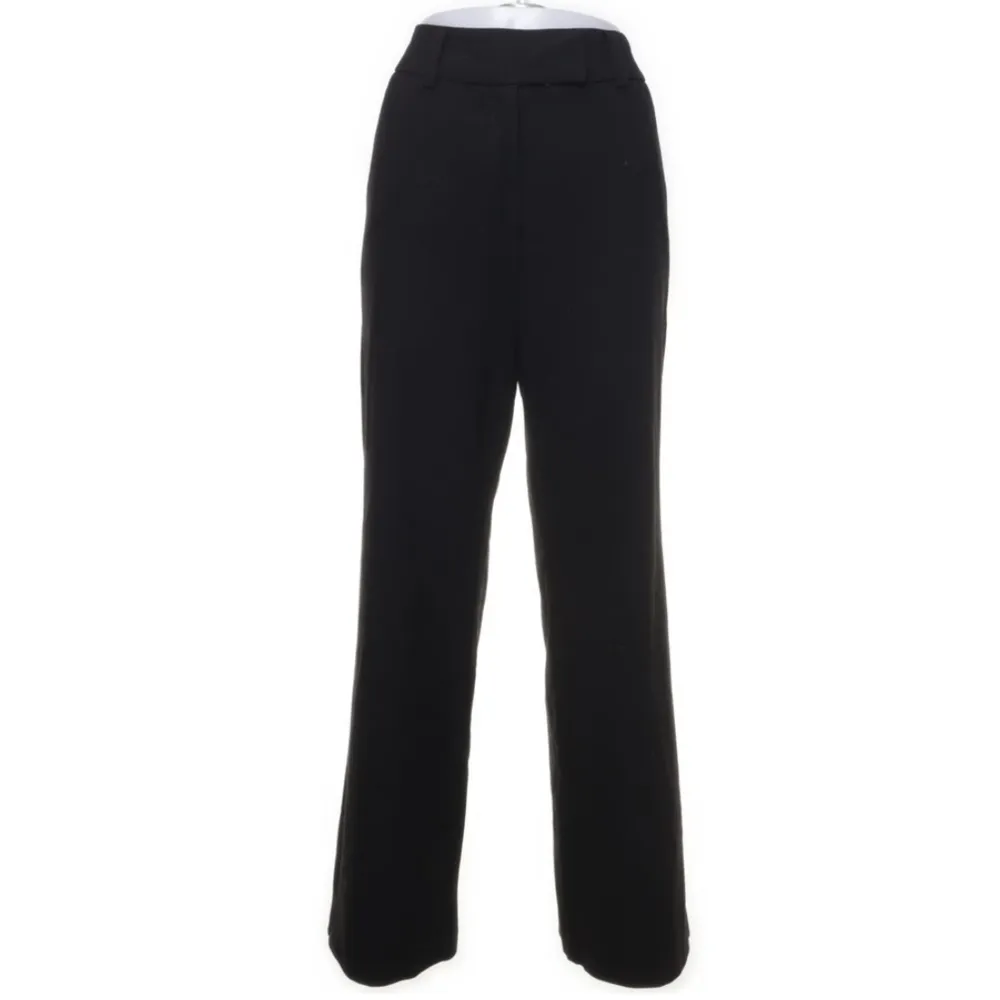Lågmidjade kostymbyxor från ZERO i storlek 38, säljer då de inte passar mig🖤 . Jeans & Byxor.