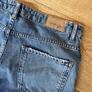 Fina ljusblåa straight legged jeans mid waist i storlek 36, ganska korta då dom är perfekt längd för mig som är 155cm. Säljer då dom är för små för mig i midjan och vid låren