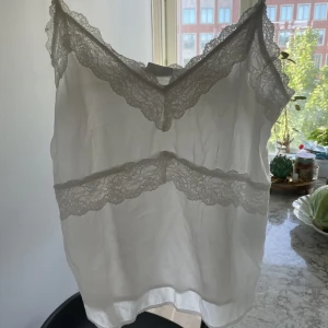 Lin e - Säljer detta spetslinne från vila. Storlek 38 men passar även 36 o neråt.