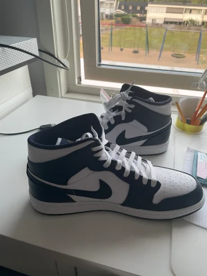Jordan 1 obsidian - Helt nya i box med kvitto från Nike. Vid köp av fler än 1 par kan paketpris ordnas.