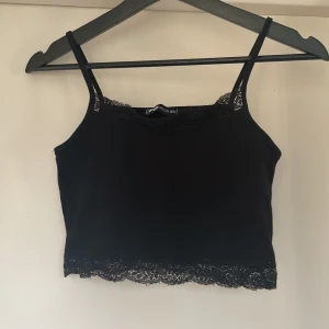 Topp - Snygg tajt topp. Perfekt i sommar. Använd få gånger och har inga skador. 