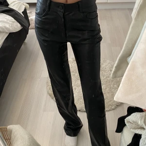 Skinnbyxor Zara - Raka skinnbyxor ifrån Zara, säljs då dem ej används🖤