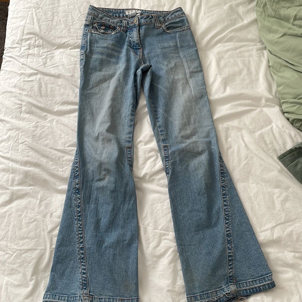 Lågmidjade jeans med coola fickor! Köpta secondhand och är i bra skick. Tyvärr har dom gått upp lite längst ner på baksidan av vänstra benet, men det syns inte när jeansen är på💛 midjan rakt över: 32 cm, Ytterbenslängd: 95 cm💛. Jeans & Byxor.