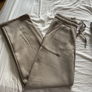 Lågmidjade mjukis  - Säljer nu dessa trendiga byxor från laget 157. Dem är helt oanvända eftersom dem inte sätter sig som jag hade önskat på mig. Skriv gärna för fler bilder eller frågor💗