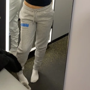 hoodrich mjukis byxor  - Ett par gråa hoodrich mjukis byxor i storlek XS använd 1-2 gånger 