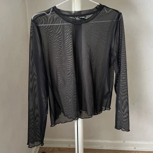 Långärmad topp - En svart långärmad topp från Monki. Genomskinlig, storlek L, passar även M, S, beroende på hur du vill att den sitter, för den med S är det snyggt att knyta i midjan. 🖤
