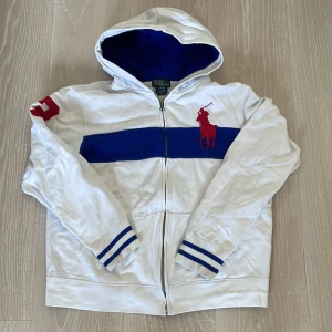 Ziphoodie - Polo Ralph Lauren zip hoodie💯 Storlek L i barnstorlek sitter typ som XXS👌🏼 Skick 8/10🤝