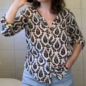 Mönstrad skjorta  - En tunn mönstrad skjorta i S! Använd ett fåtal gånger. 