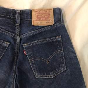 Supersnygga levi’s jeans (som tyvärr inte passar mig längre 🥲) Köpta på sellpy men ser i princip oanvända ut 💛🥰